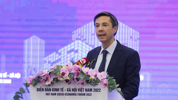 Chuyên gia Kinh tế trưởng Ngân hàng Thế giới (WB) tại Việt Nam Andrea Coppola phát biểu tại Phiên toàn thể của Diễn đàn Kinh tế Xã hội 2022 diễn ra chiều 19.9 tại Hà Nội . Ảnh Hồ Long